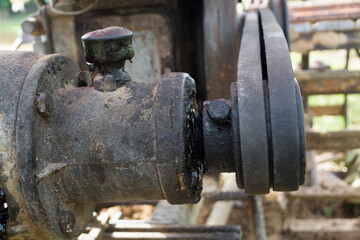 Pulleys and power transmission belts are installed in the engine.