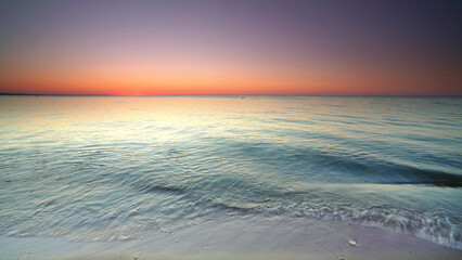 Fototapeta na wymiar Sonnenuntergang auf den Wellen