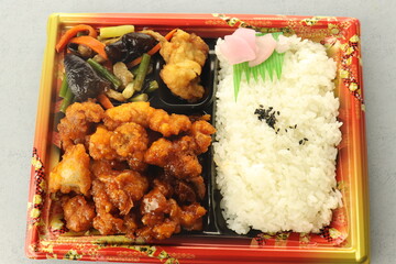 鶏肉の甘辛炒・野菜炒丼 お弁当 俯瞰