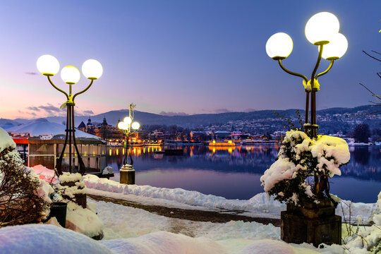 Velden, Lake W&ouml;rthersee, Austria. Advent wreath on the lake at night. Velden, W&ouml;rthersee, Austria. Adventskranz auf dem See bei Nacht