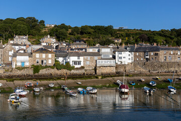 Blick auf den Hafen des kleinen Dorfs Mousehole in Cornwall, England, Morgenstimmung, Boote im...