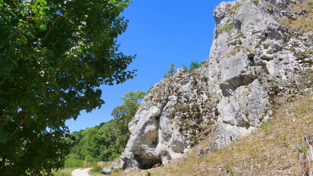 Impossante Felsformation mit kleiner H&ouml;hle am Rande des Wanderweges durchh das Eselsburger Tal auf der Ostalb