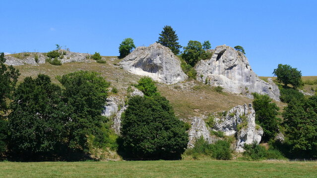 Impossante Felsen und wunderbare Wacholderheide im Eselsburger Tal