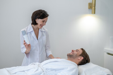 Obraz premium Young woman in lab coat working with a customer in a beauty salon