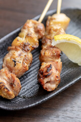 鶏もも肉の串焼き