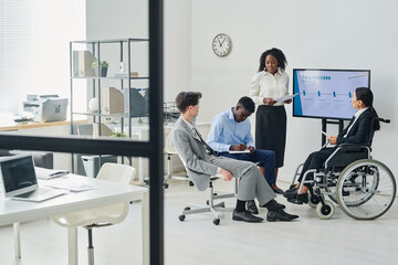 Obraz premium Business people cooperating and working in team during presentation at modern office