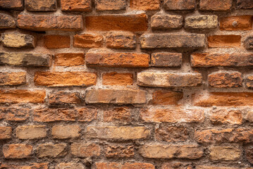 Vista di muro rovinato in mattoni frotale