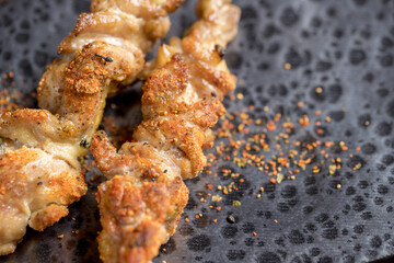 鶏もも肉のピリ辛串焼き