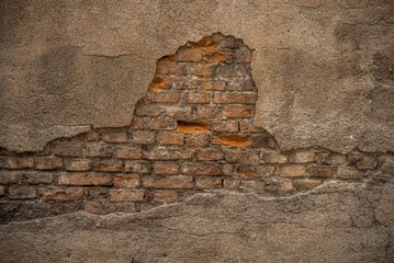 Particolare di muro vecchio con cemento rovinato e mattoni in vista