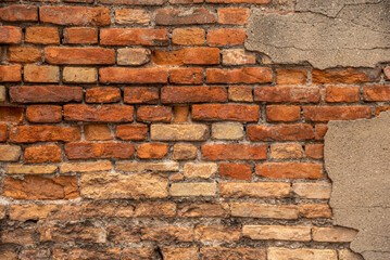 Close up di muro in mattoni consumato dal tempo