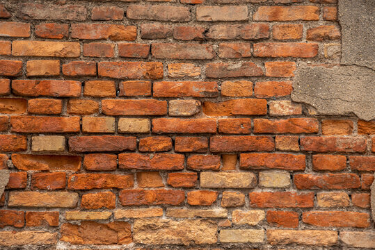 Close up di muro in mattoni consumato dal tempo