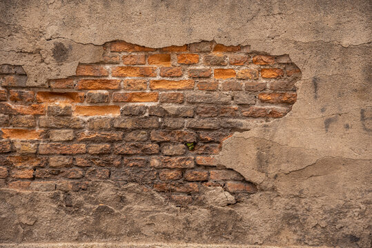 Close up di muro in mattoni consumato dal tempo