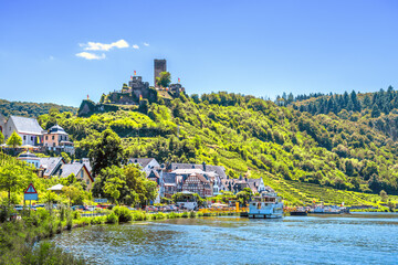 Blick auf Beilstein und die Burg Metternich, Mosel, Deutschland 