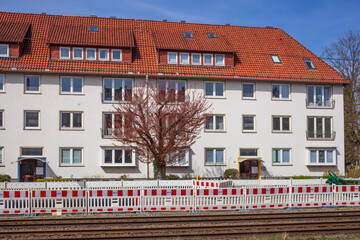 Monotones Wohnhaus, Baustelle, Gleisbauarbeiten, Bremen, Deutschland