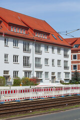 Monotones Wohnhaus, Baustelle, Gleisbauarbeiten, Bremen, Deutschland
