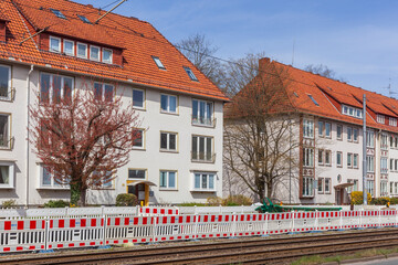 Monotones Wohnhaus, Baustelle, Gleisbauarbeiten, Bremen, Deutschland