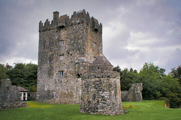 Fototapeta na wymiar Eine alte Burg in Irland, Oughterard, County Galway, Irland