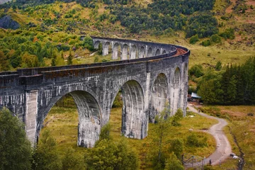 Papier Peint photo autocollant Viaduc de Glenfinnan Beau paysage du viaduc de Glenfinnan, lieu de tournage de Harry Potter, dans les Highlands écossais