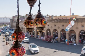 Laterne neben Plastikflasche in Erbil, Kurdistan