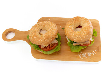 bagel au poulet et crudités en gros plan isolé sur un fond blanc