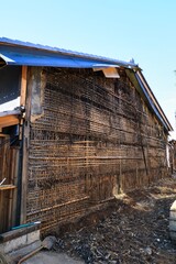 住宅の解体工事現場と古い壁