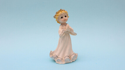 Estatuilla de angel con vestido blanco y cabello rubio