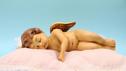 Estatuilla de angel de ceramica dormido 