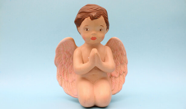 Estatuilla de ceramica con forma de angel pintado a mano