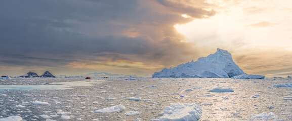 antarktische Eisberg Landschaft in der Cierva Cove - ein tiefer Meeresarm an der Westseite der Antarktischen Halbinsel, umringt voin der Cierva-Bucht im San Martín-Land auf der Antarktischen Halbinsel - obrazy, fototapety, plakaty