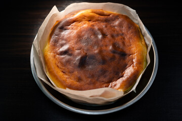 Close up of the freshly bake burnt cheese cake