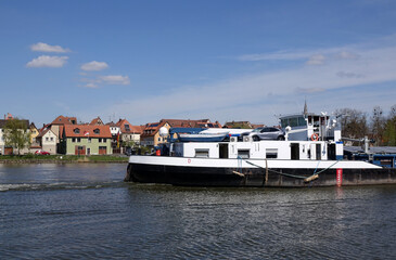 Frachtschiff bei Segnitz am Main