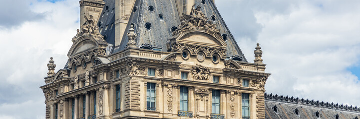 Fototapeta na wymiar exterior view of the Louvre museum in paris