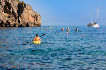 Grupo de hombres en kayak en Cala Deià, en la isla de Mallorca (Islas Baleares, España)