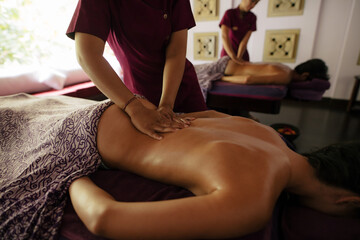 Obraz premium Couple receiving massage at day spa