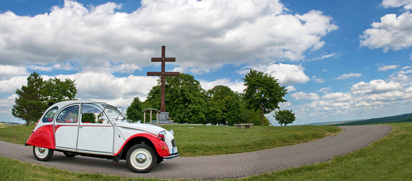 Croix-de-Lorraine, Mont-Saint-Pierre, in der N&auml;he von Villers-Stoncourt, Lothringen. Tour durch Lothringen mit Kultauto 2cv