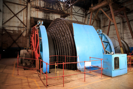 The aggregate of a shaft hoisting machine. A cable for lifting loads in underground mining. Mine equipment.