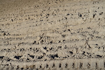 Sol de terre labouré.