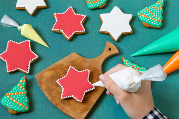 Decorating Christmas gingerbread with icing