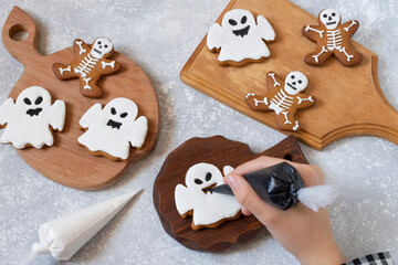 Decorating Halloween gingerbread with icing