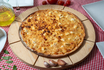 pizza with 3 cheeses