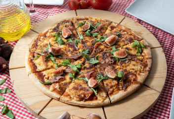 pizza with fig and arugula