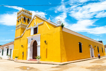 Fototapeta na wymiar street view of santa cruz de mompox colonial town in colombia