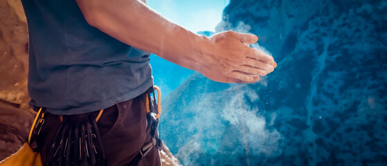 Man climbs with magnesium powder, hands closeup. - obrazy, fototapety, plakaty