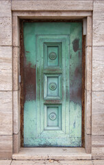 Fototapeta na wymiar Puerta de edificio antiguo, viejo, pintura desgastada