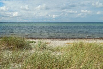 Vue sur la mer baltique depuis une plage sauvage du nord de l'Allemagne