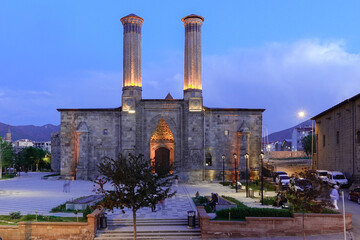 Fototapeta premium Twin minaret madrasah at night - Erzurum, Turkey