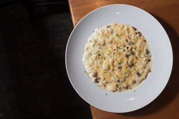 top down of a mac and cheese dish 