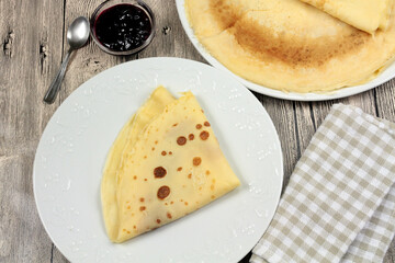 crêpes en gros plan dans une assiette 