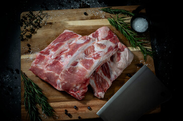 raw spare ribs and herbs