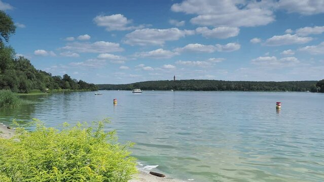 Schifffahrt auf der Havel. Havelsee im Brandenburg. Einzigartigen Wasserlandschaft und Naturshutzgebiet rund um Berlin-Grunewald mit Blick auf Grunewaldturm